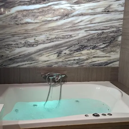 Апартаменты 120M2 Luxury Hollywood Condo In The Heart Of The City -Cinema -Private Spa *
